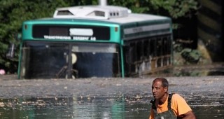 ВиК авария потопи автобус във Варна