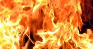 2000 бали сено и 15 т зърно изгоряха при пожар в стопанска постройка в Карнобат