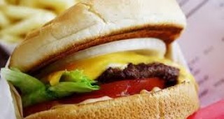 В американския щат Минесота беше приготвен гигантски чийзбургер с тегло от един тон