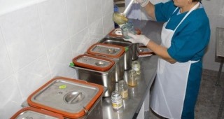Три детски кухни във Варна остават затворени заради епидемия от салмонела