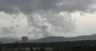 В Западна и Централна България ще паднат краткотрайни валежи, дневните температури ще се понижат