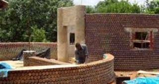 В Нигерия превръщат отпадъците в атрактивни строителни материали