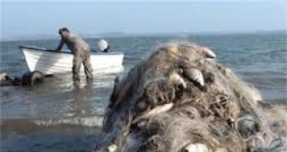 Инспектори на ИАРА Бургас са иззели 10 км бракониерски мрежи от езеро Мандра
