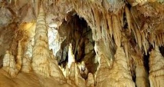 Превръщат пещерата Леденика