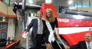 Мис Италия 2012 и новата Laverda M 410 – среща на две Кралици