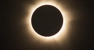 Хиляди туристи и астрономи наблюдаваха в северна Австралия пълно слънчево затъмнение