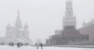 Рекорден снеговалеж в Москва блокира самолетни полети