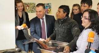Министър Найденов дари риба на младежи от социален център в София