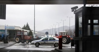 Животновъдите в Гърция отново блокираха централната магистрала