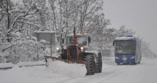 Усложнена е зимната обстановка в Източна България и Родопите