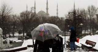 Необичайно за Истанбул студено време и снеговалеж затрудняват живота в мегаполиса