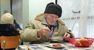 Над 1700 възрастни и самотни хора в София ще получат празнично меню на Бъдни вечер, Коледа и Нова година