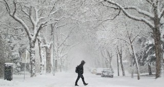 Снежни бури оставиха без ток на Коледа над 100 000 души