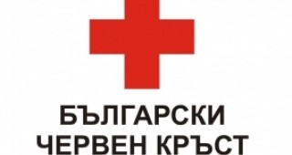 Хранителни продукти раздаде младежката организация на Червения кръст на деца в неравностойно положение