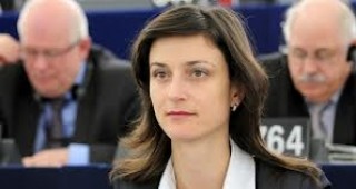 Евродепутатът Мария Габриел отстоява пред ЕК българското производство на розово масло и лавандула