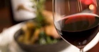 Пиенето на червено вино предпазва от оглушаване