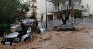 Мощна гръмотевична буря причини наводнения в Атина