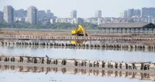 Започна почистването на обходния канал на Атанасовското езеро