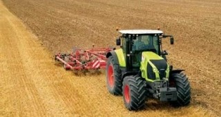 CLAAS представи на SIMA 2013 трактори от новата серия AXION 800