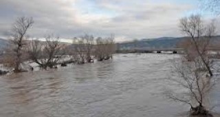 100 дка ниви заля река Струма в петричкото село Генерал Тодоров