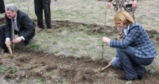 Министър Станков и кметът на София Йорданка Фандъкова посадиха липи в кв. Горна Баня