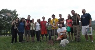 15 млади доброволци засадиха дръвчета в Дряново