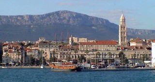 Огромно червено петно в морето край хърватския курортен град Сплит предизвика паника