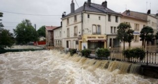 Хиляди души са евакуирани заради наводнения в Южна Франция