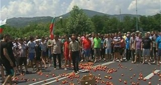 Около 600 зеленчукопроизводители блокираха пътя Пловдив-Пещера
