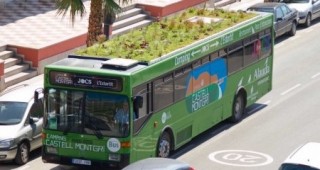 В испанския град Жирона се движи автобус с градина на покрива