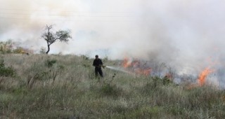 Продължават усилията за овладяване на пожара в Хасковско