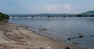 Продължава да спада нивото на река Дунав