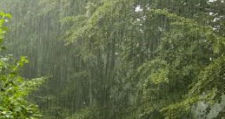 В сутрешните часове в Западна, до обяд в Централна, а по-късно през деня и в Източна България ще има валежи
