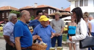 Евродепутатът Мария Габриел посети Международния фестивал на меда в Несебър