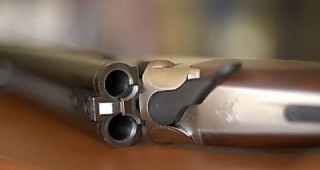 Три деца са били простреляни с ловна пушка в Стралджа