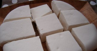 Близо 25 тона сирене и 10 тона кашкавал са изчезнали от склад на държавния резерв