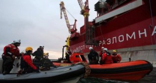 Руските власти смекчиха обвиненията в пиратство срещу активисти на 