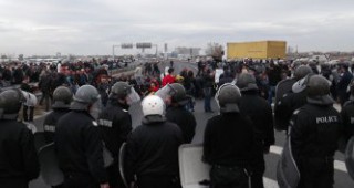 Протестиращи животновъди блокираха Карловското шосе в района на с. Труд