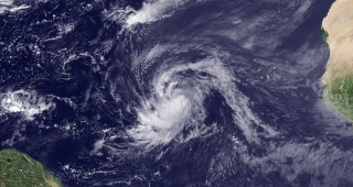 Тайфунът Хаян вилнее над Филипините със скорост на вятъра, достигаща до 235 км/ч