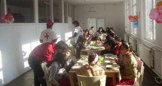 БЧК ще раздава безплатен топъл обяд на 1320 деца от социално слаби семейства