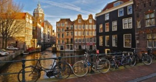 Алкохолици се грижат за чистотата на Амстердам