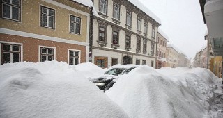Свирепи бури, снеговалежи и проливни дъждове парализират почти цяла Европа