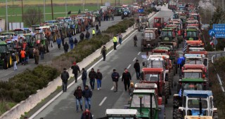 Напрежението между гръцкото правителство и фермерите ескалира