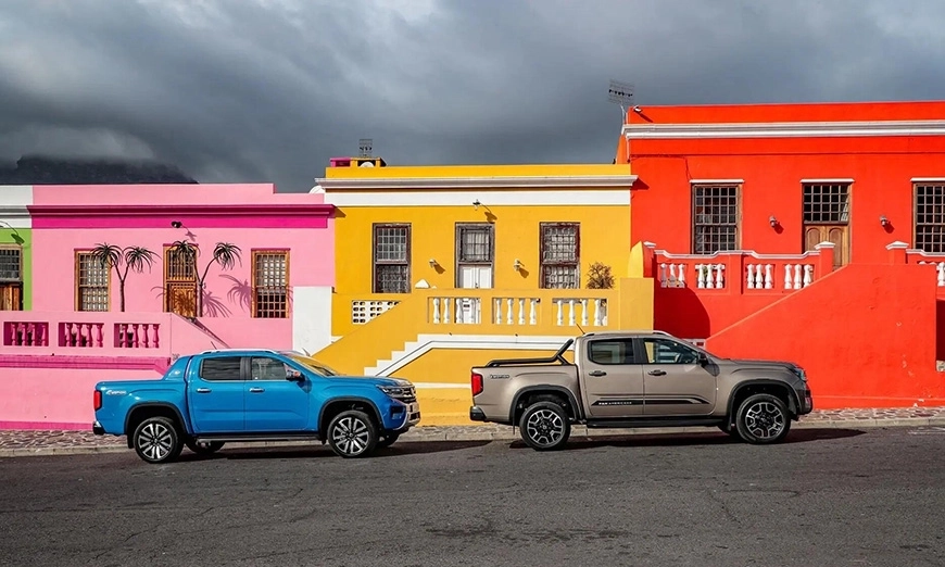 Amarok в изпълнения PanAmericana (вдясно) и Aventura (в синьо)