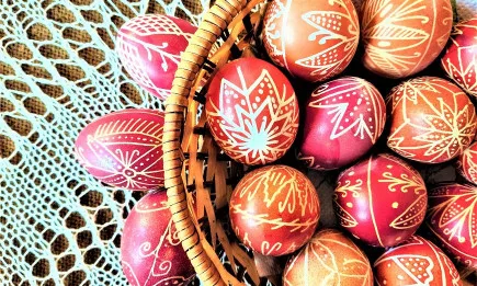 Вековната традиция за изписване на великденски яйца с восък оживява в празник в с. Костенец