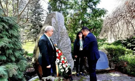 Зам.-министър Маринов поднесе венци и цветя пред паметната плоча на загинали лесовъди в Лесотехническия университет в София