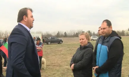 Министър Явор Гечев разговаря с протестиращите земеделски производители, но дали останаха доволни от срещата?