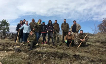 Служители на РДГ – Благоевград се грижат за залесената опожарена площ в землището на с. Ощава
