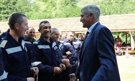 Премиерът Янев към пожарникарите: Делата Ви в помощ на хората и опазването на природата заслужават дълбока благодарност