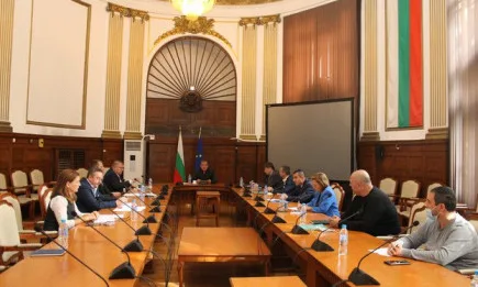 Министър Бозуков обсъди с представители на Националното сдружение на общините в Република България доставките на дърва за огрев